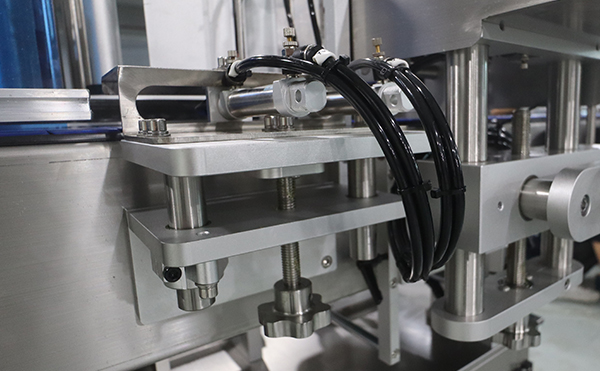 不干膠貼標(biāo)機(jī),自動(dòng)貼標(biāo)機(jī),全自動(dòng)貼標(biāo)機(jī)