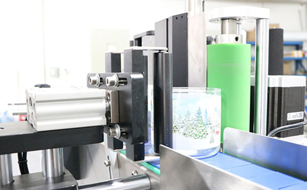 在現代生產線上,全自動圓瓶貼標機因其高效、精準的性能,成為眾多企業的首選。今天,就讓我們用一分鐘的時間,快速了解這款設備的適用范圍和操作流程。