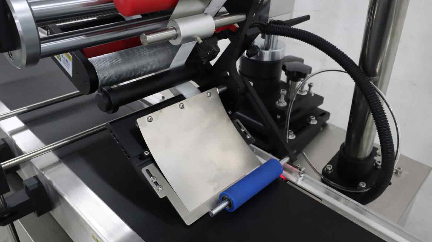 全自動平面多標貼標機,平面多標貼標機,不干膠貼標機廠家,佼佼者自動化